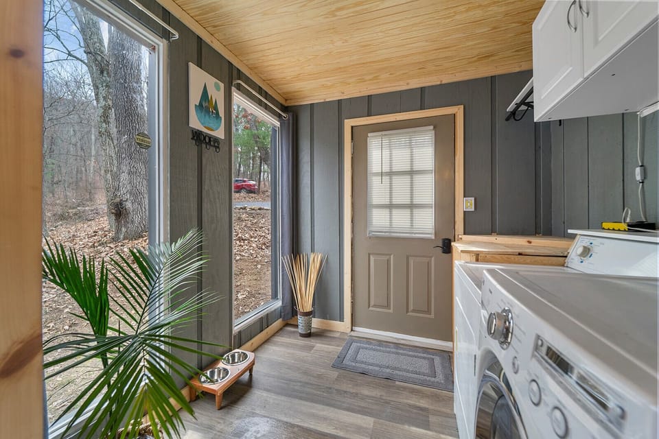 🔥hot tub, view, 🐕 friendly modern cabin Cabin in Shenandoah Valley