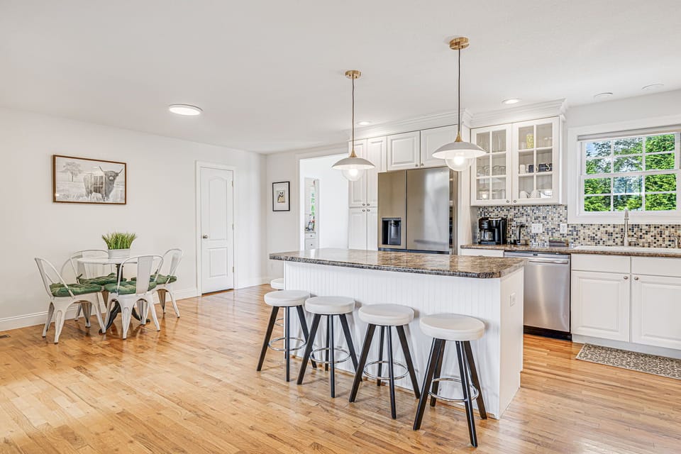 Chef's Gourmet Kitchen w/ Breakfast Bar & Table