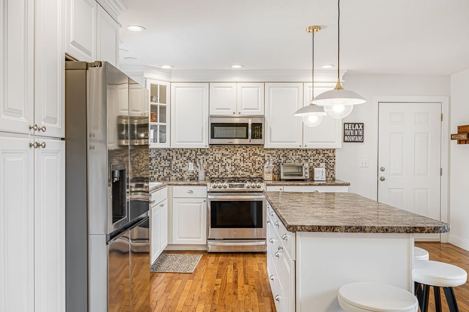 Chef's Kitchen w/ Stainless Steel Appliances