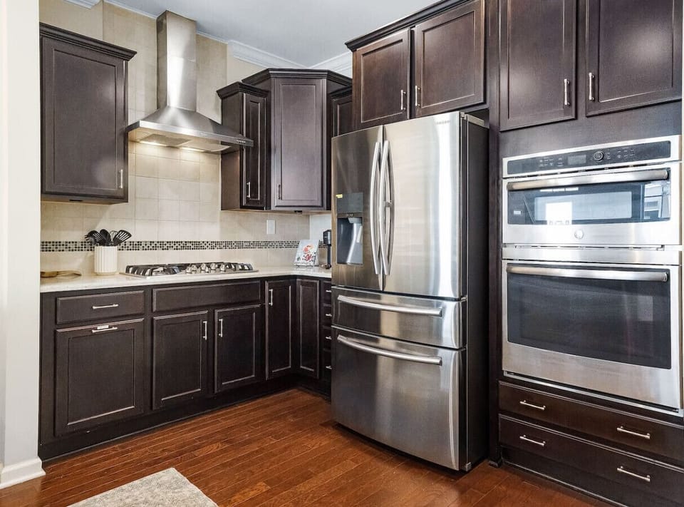 Elevate your culinary adventures in our fully-equipped kitchen, adorned with stainless steel appliances and stocked with an array of cooking utensils, pots, pans, and dishes. Plus, a convenient bar with 3 extra chairs awaits in this long-term rental.