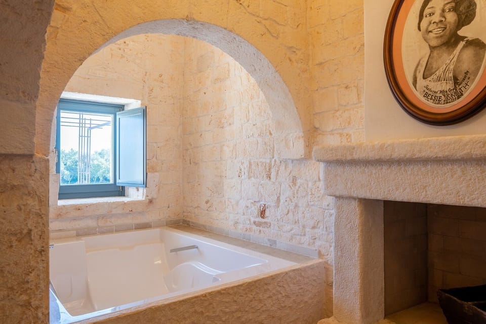 Junior Studio Suite | Bathroom | Free toiletries, hair dryer, bathrobes, slippers