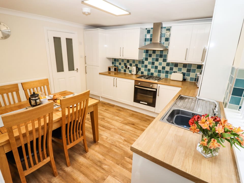 Cottage | Private kitchen | Fridge, dishwasher, electric kettle, toaster