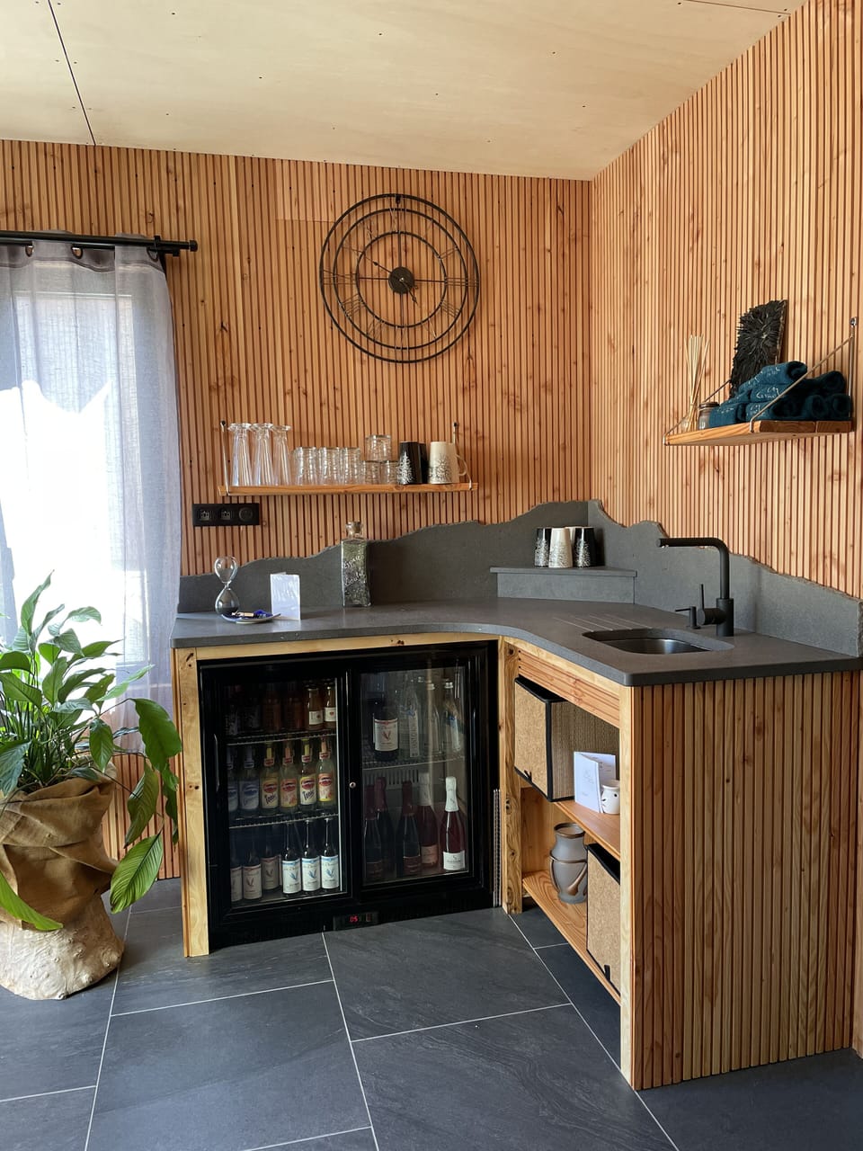 Deep-tissue massages, 1 treatment room