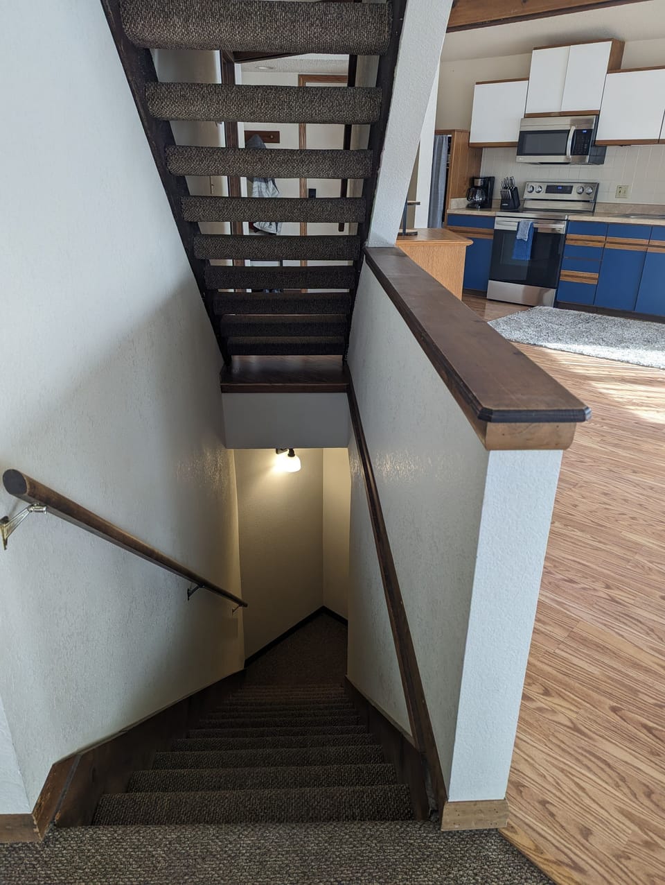 Stairway to the lower beroom