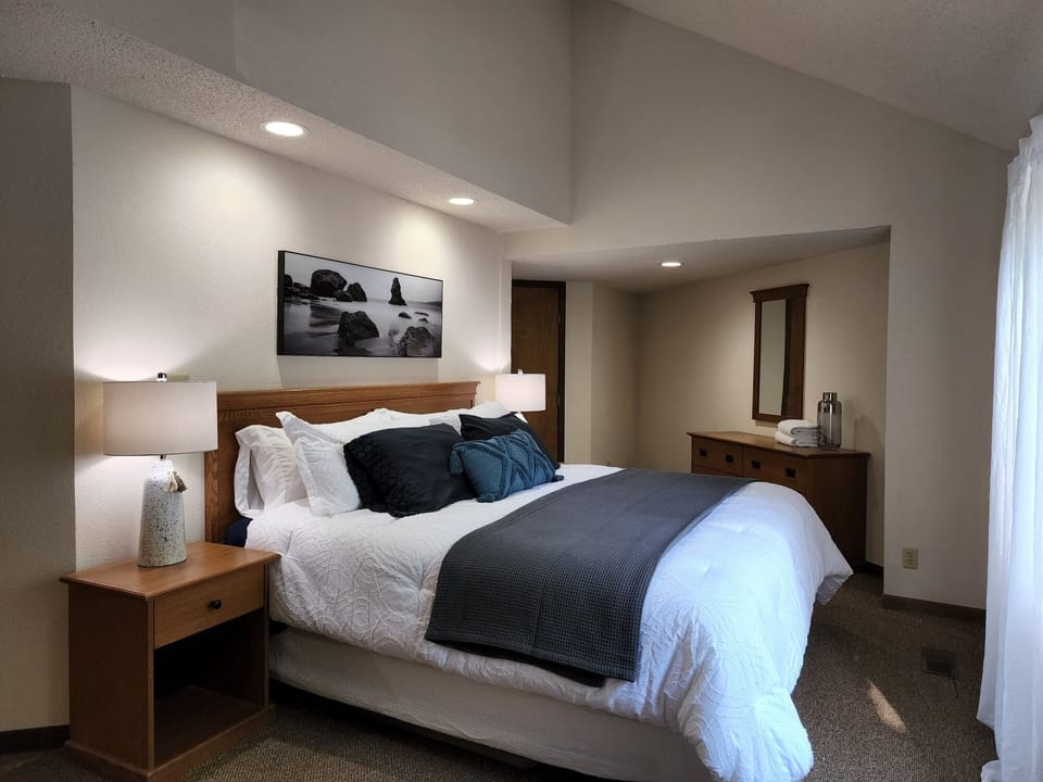 Main bedroom with king bedding
