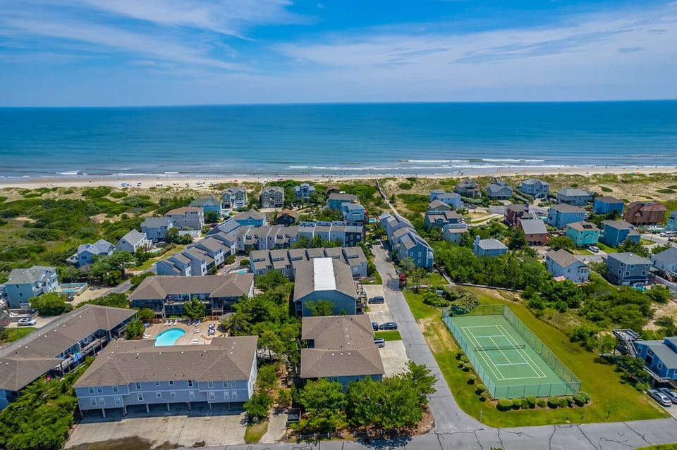 Community Tennis & Beach Access