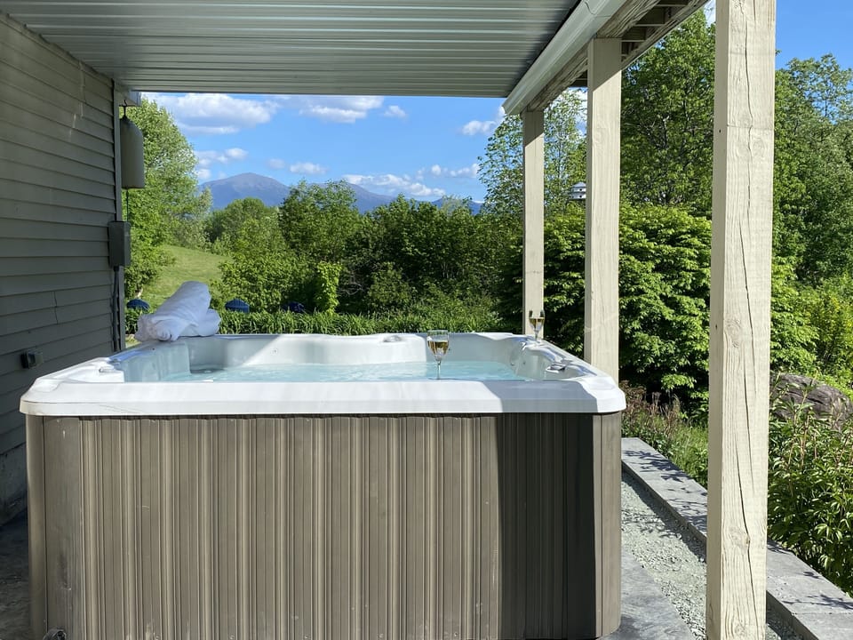 Six Person Jacuzzi Hot Tub with Stunning views of Mt. Washington