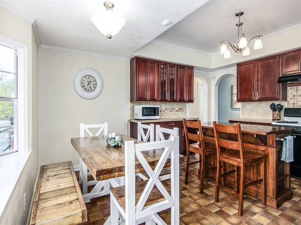 Kitchen table comfortably seats 6-7
