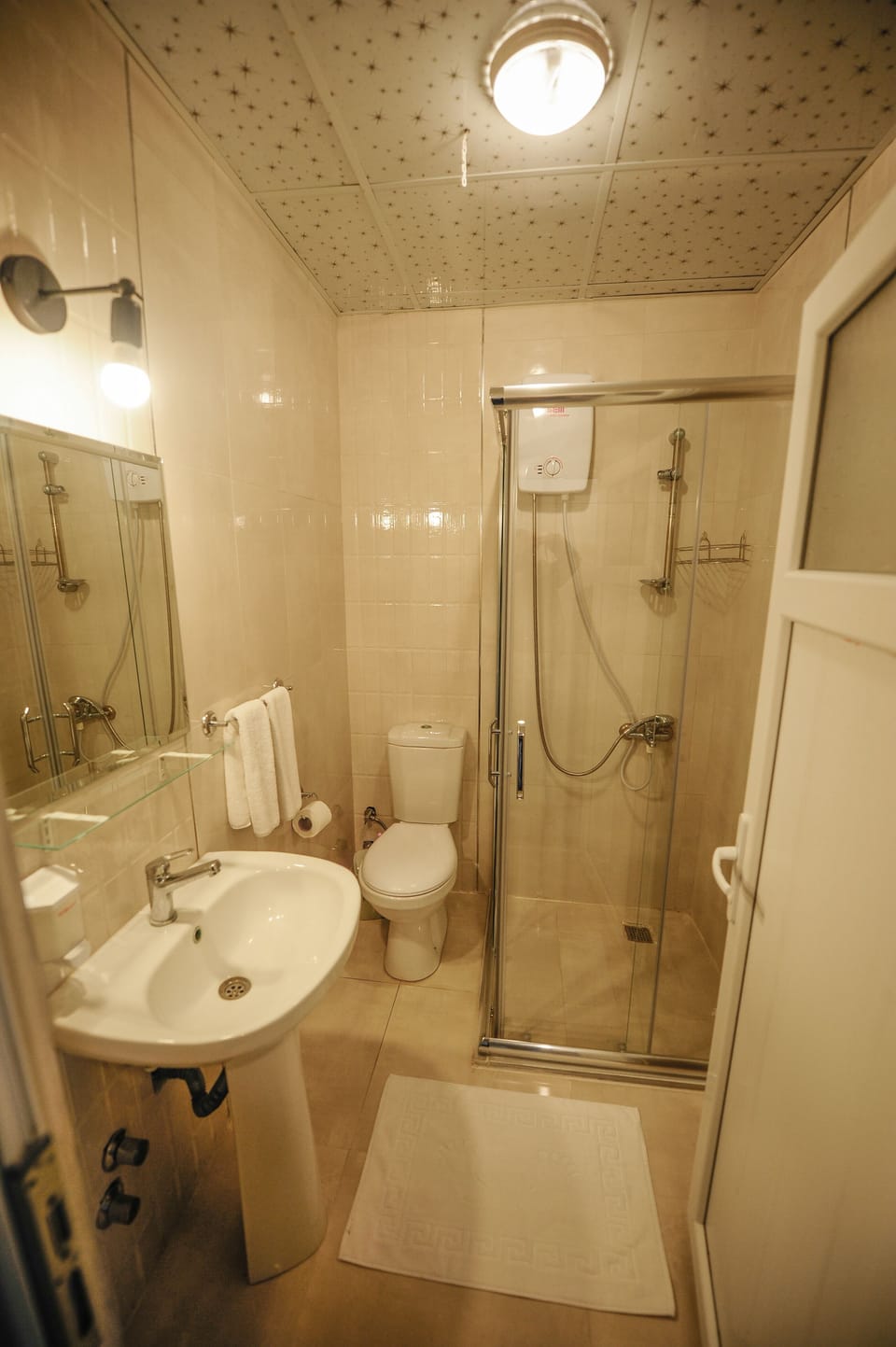 Standart Cift Kisilik Oda | Bathroom | Shower, slippers, towels