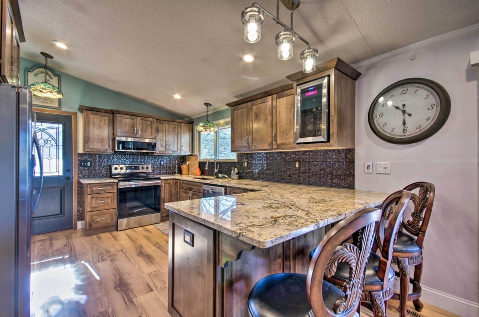 Kitchen | Fully Equipped w/ Cooking Basics
