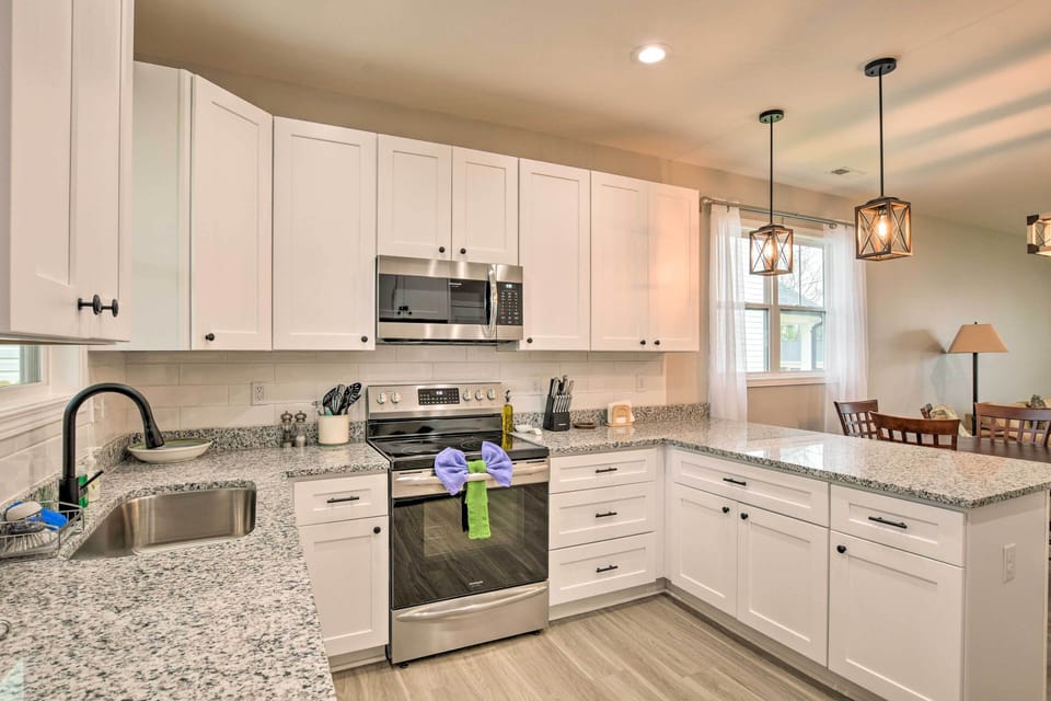 Kitchen | Toaster | Keurig Coffee Maker w/ K-Cups | Knife Set