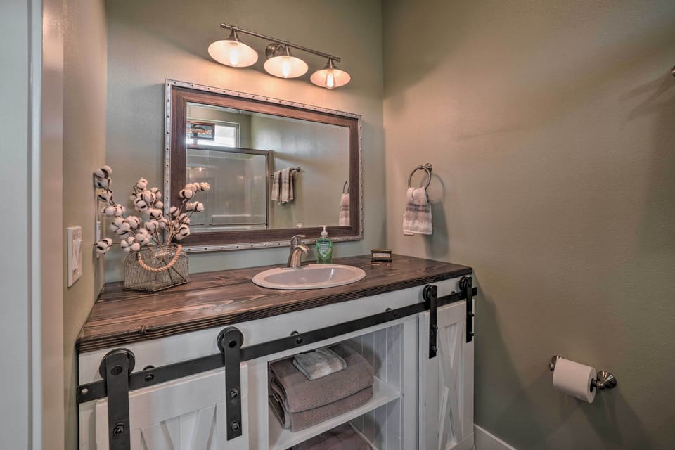 Full Bathroom | Access Via Bedroom 1 | Towels Provided
