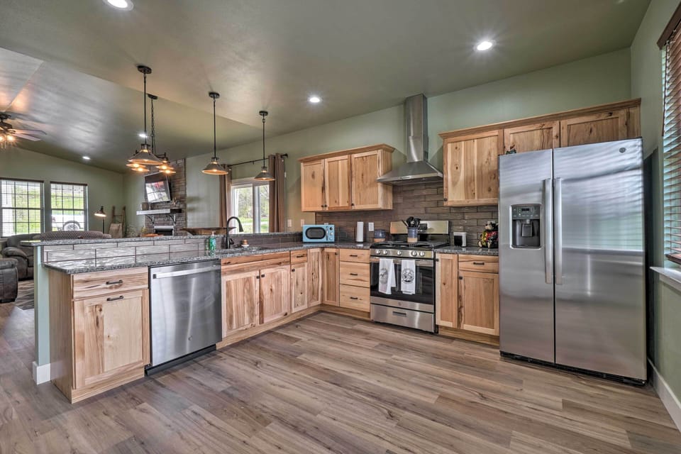 Kitchen | Fully Equipped | Cooking Basics | Dishware/Flatware | Toaster