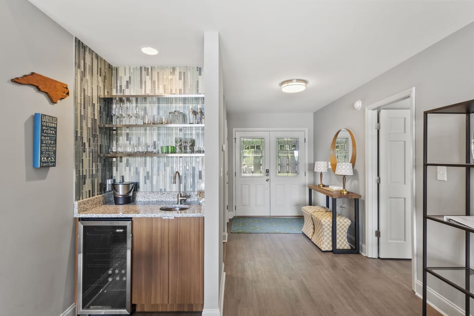 Main Level wet bar to mix up your favorite drinks.