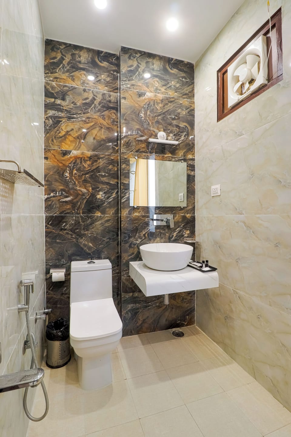 Deluxe Room | Bathroom | Shower, hydromassage showerhead, slippers, towels