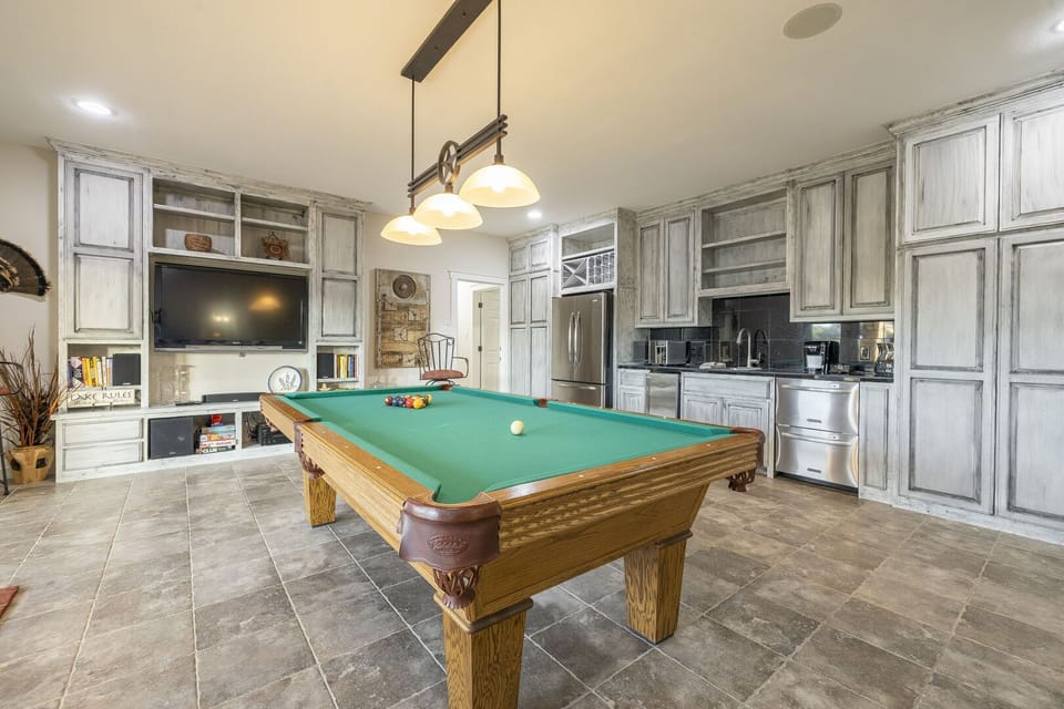 Game room + pool table + kitchenette