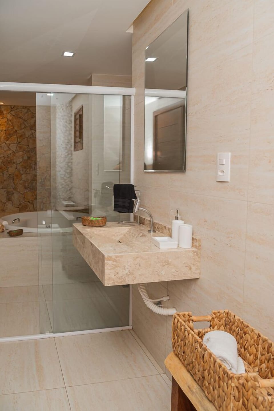 Luxo Hidro | Bathroom | Towels, soap, toilet paper