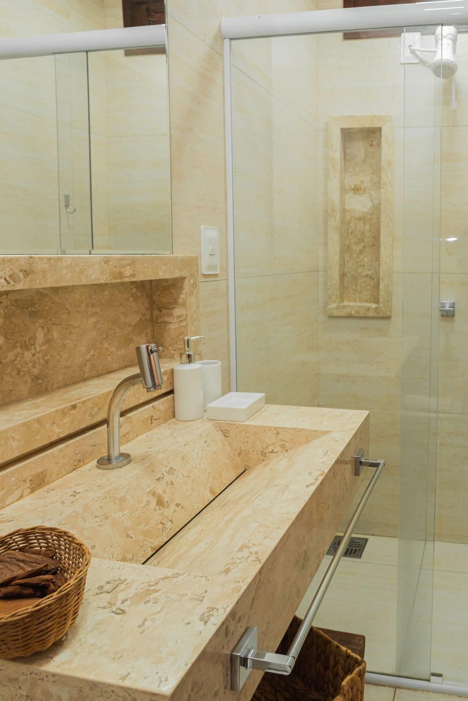 Classic | Bathroom | Towels, soap, toilet paper