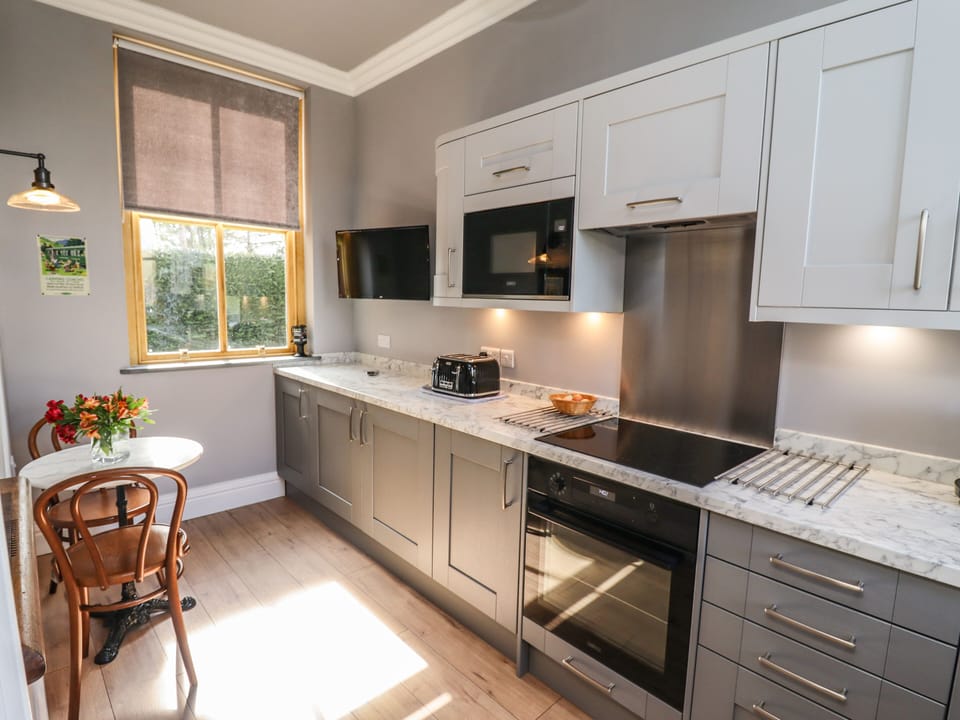 Cottage | Private kitchen | Fridge, microwave, dishwasher, electric kettle