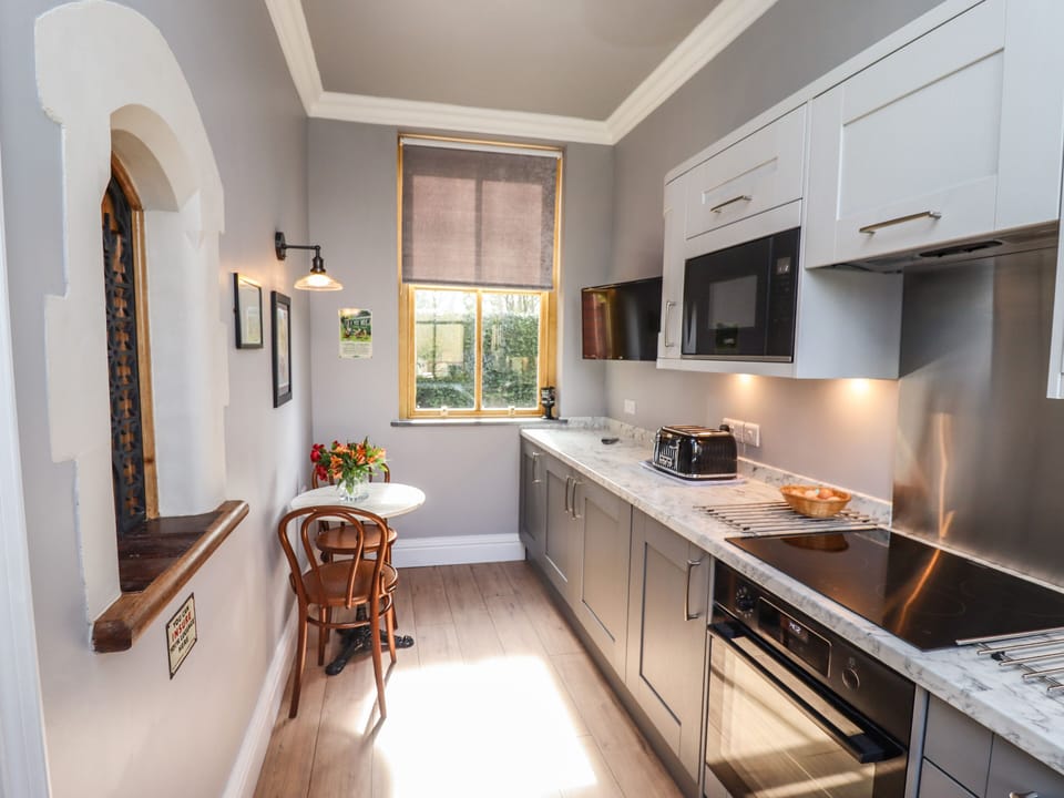 Cottage | Private kitchen | Fridge, microwave, dishwasher, electric kettle