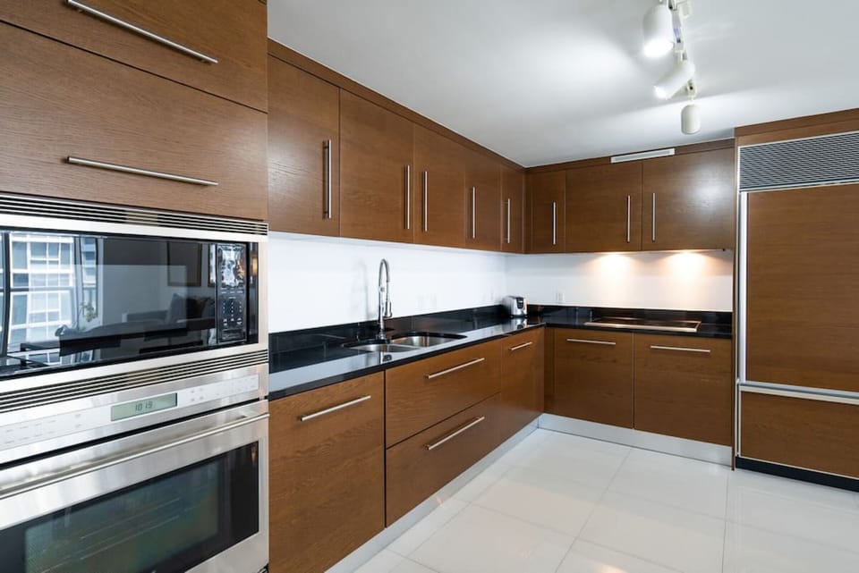 Fully equipped kitchen, wolf appliances, microwave and oven.