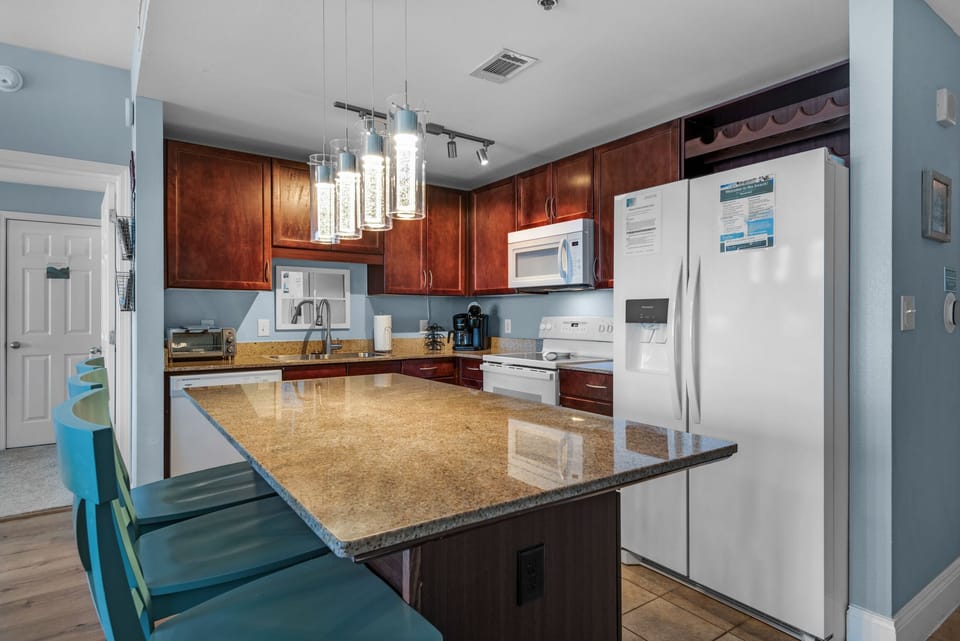 Kitchen with large island
