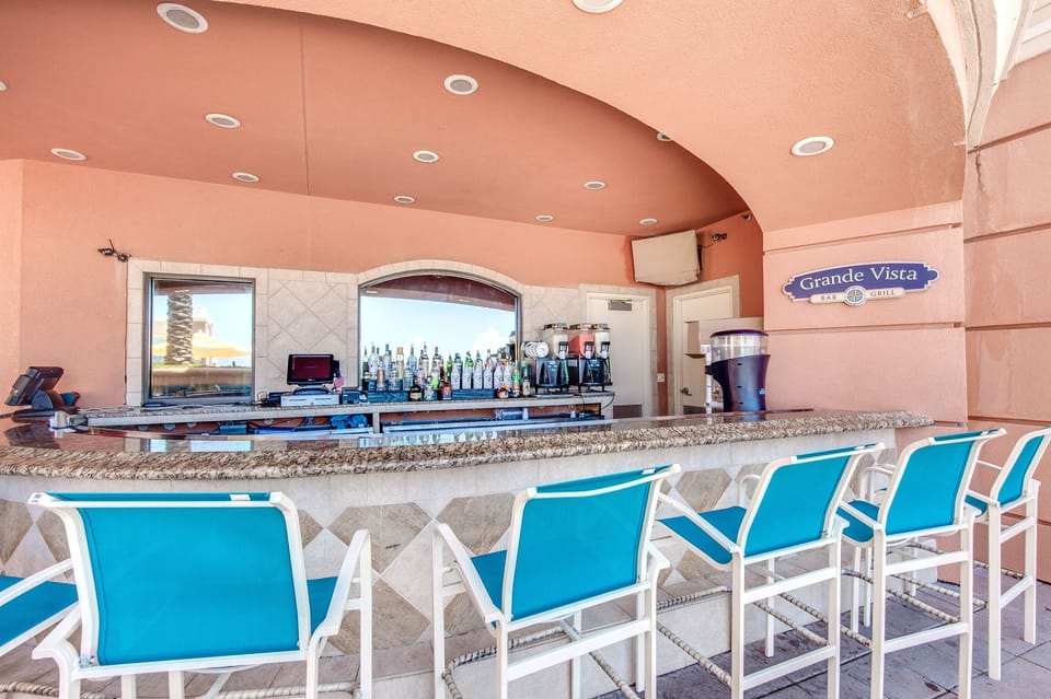 Poolside Bar and Grill 
