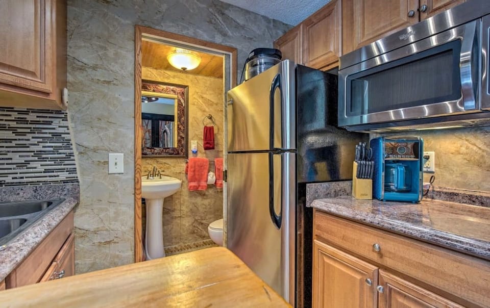 Room, Indoors, Microwave, Oven, Kitchen