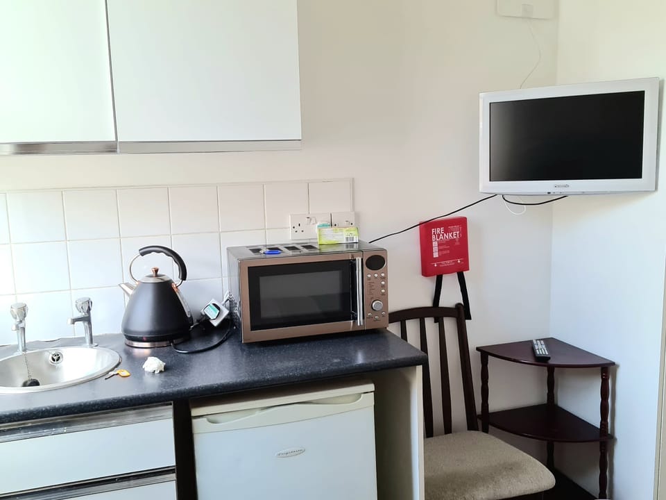 Basic Single Room | Private kitchenette | Mini-fridge, microwave, electric kettle, freezer