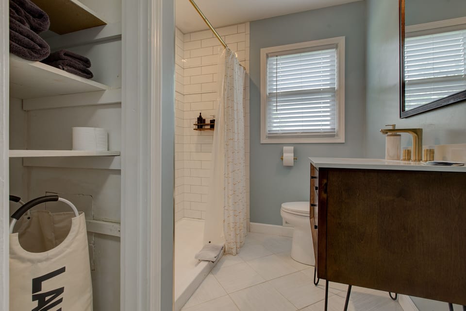 🧼Bathroom #1
"Memory Lane"
Fully tired shower 
low step-in
Body wash & Shampoo