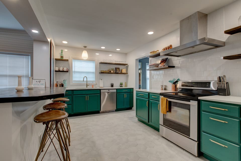 Enough space for everyone!
Island peninsula with bar stool seating for 6! 