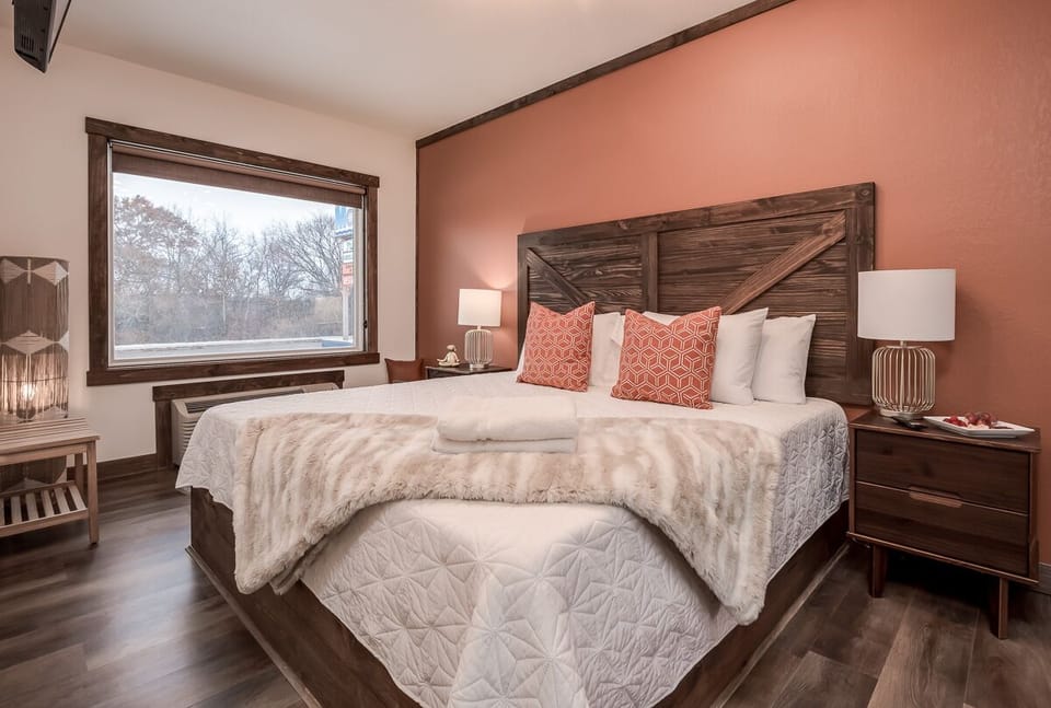 "Super cozy place just a walk away from a beautiful boardwalk and bridge." Review – Anastasia R