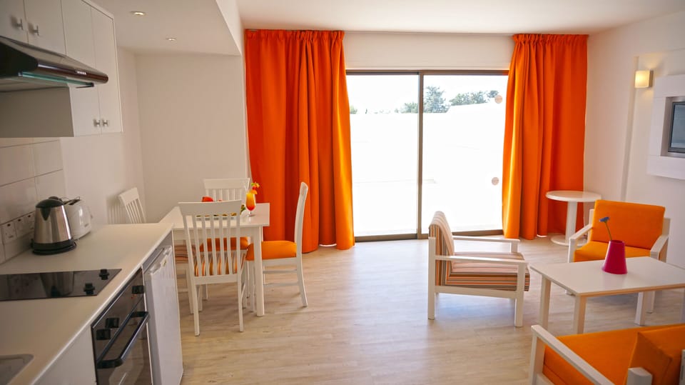 Basic Apartment | Private kitchen | Mini-fridge, oven, electric kettle, cookware/dishes/utensils