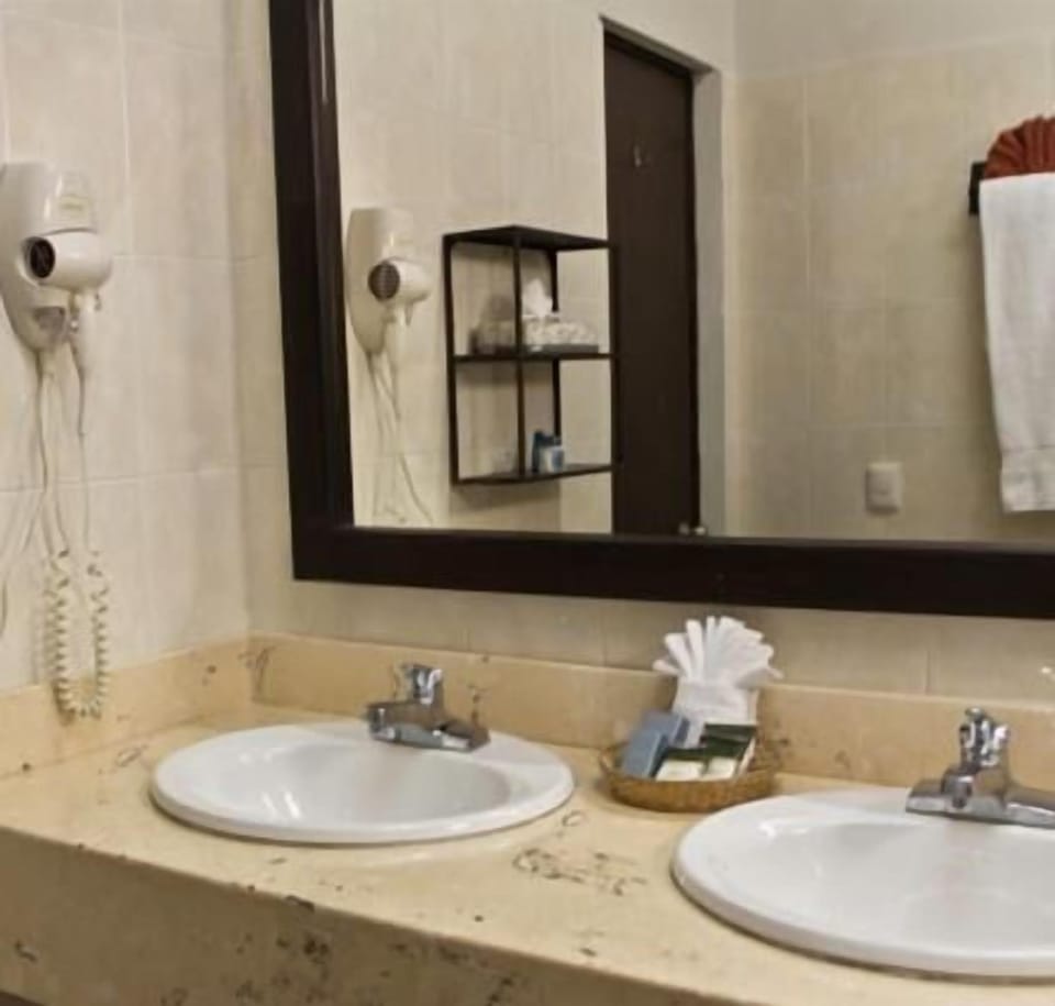 Deluxe Twin Room | Bathroom | Shower, hair dryer, towels