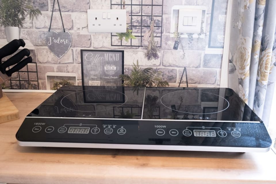 Induction hob, combi microwave/oven and fridge in the hut