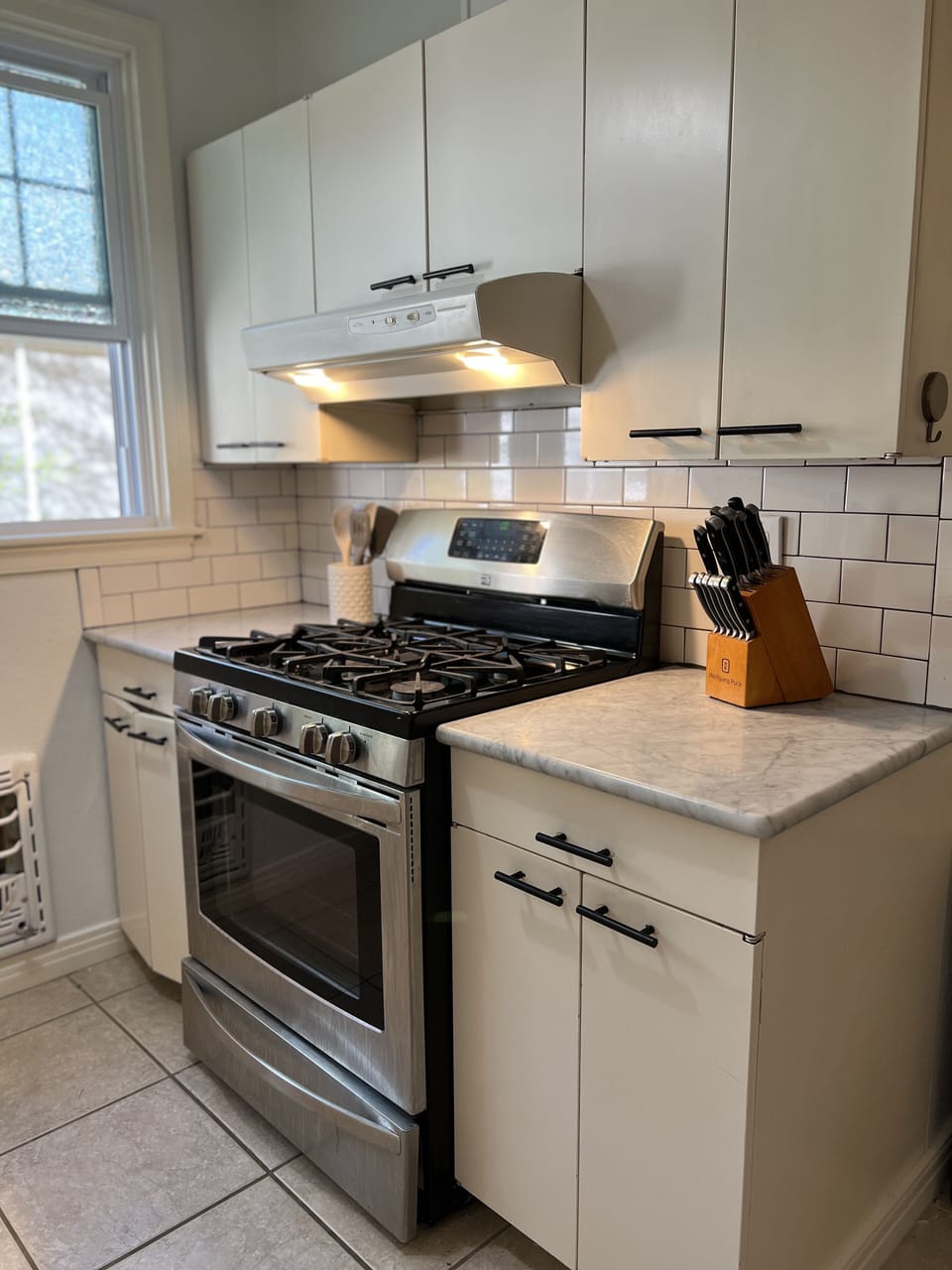 Stainless steel range stove/oven and Wolfgang Puck Knife set