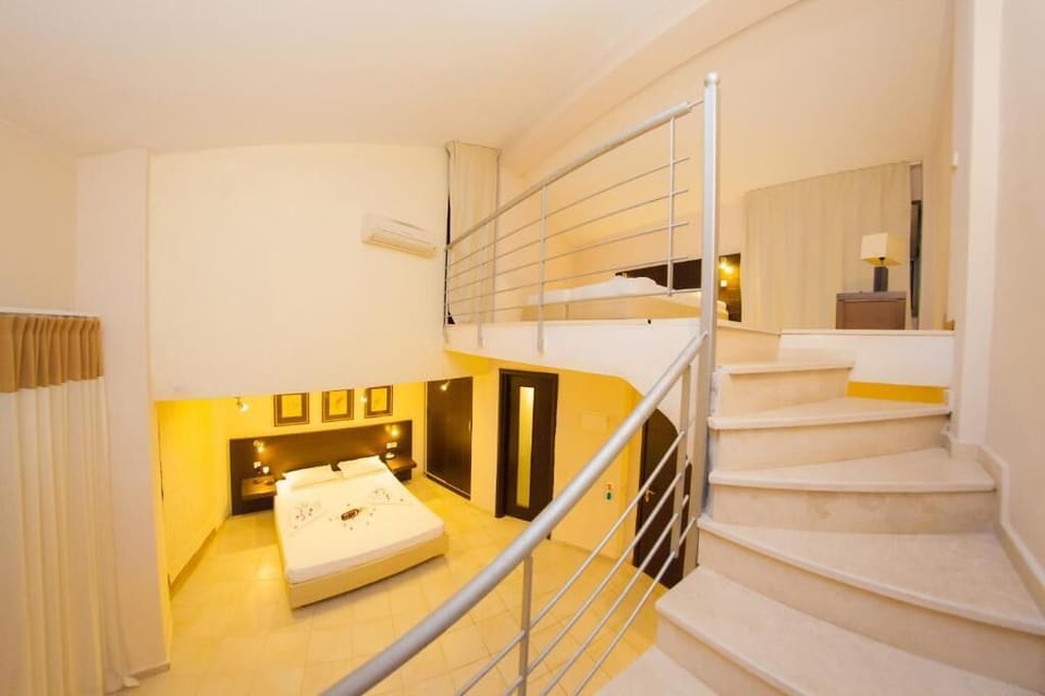 Maisonette | Desk, blackout drapes, free WiFi, bed sheets