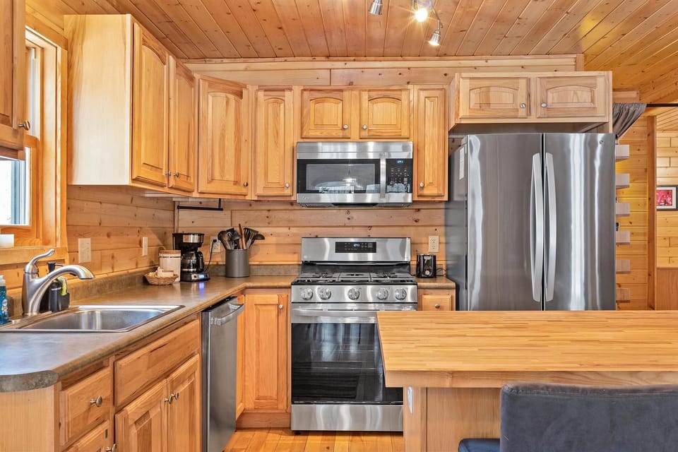Dishwasher, gas oven/stove, microwave, refrigerator 