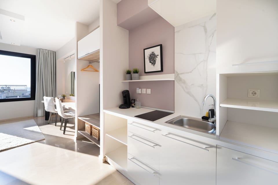 Exclusive Studio Suite, 1 Queen Bed, Sea View | Private kitchenette