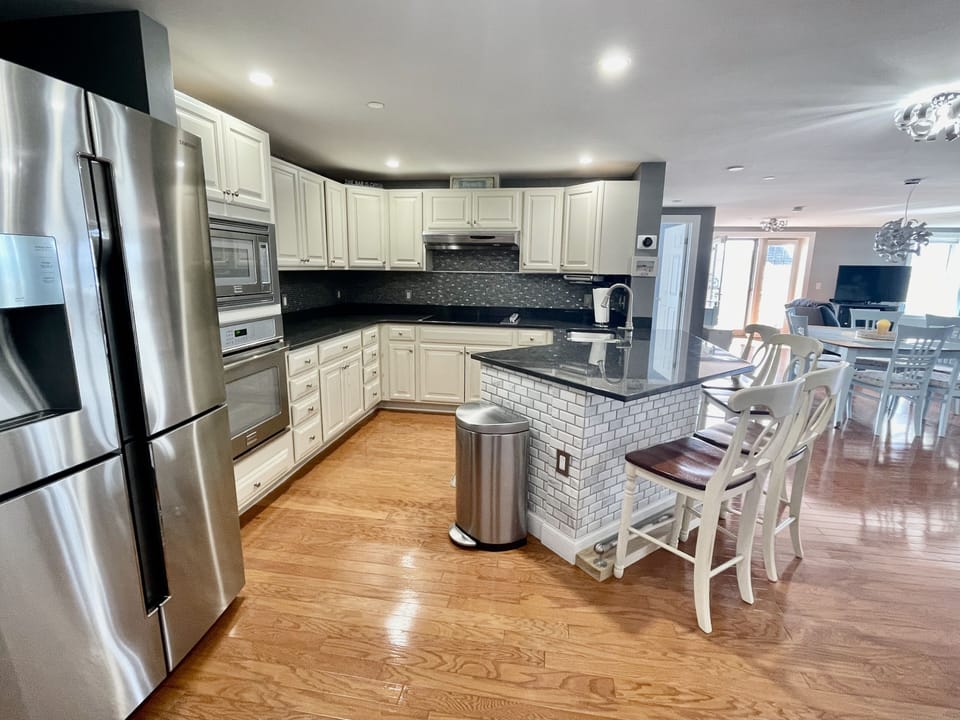 Fully applianced kitchen with peninsula 