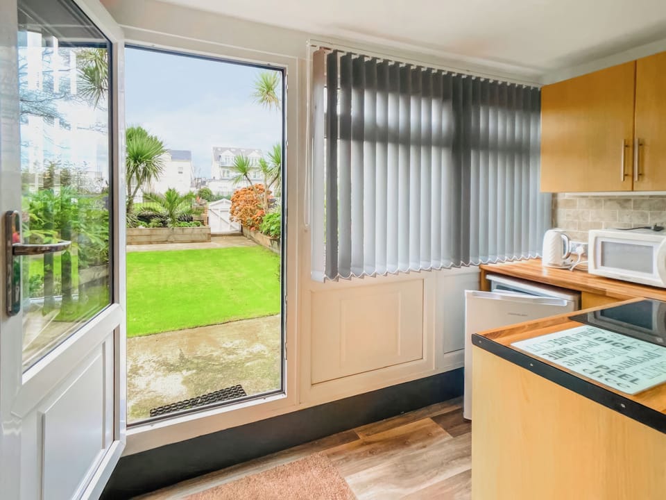 Kitchen | Apartment 2 Bedford Holiday Flats - Bedford Holiday Flats, Paignton