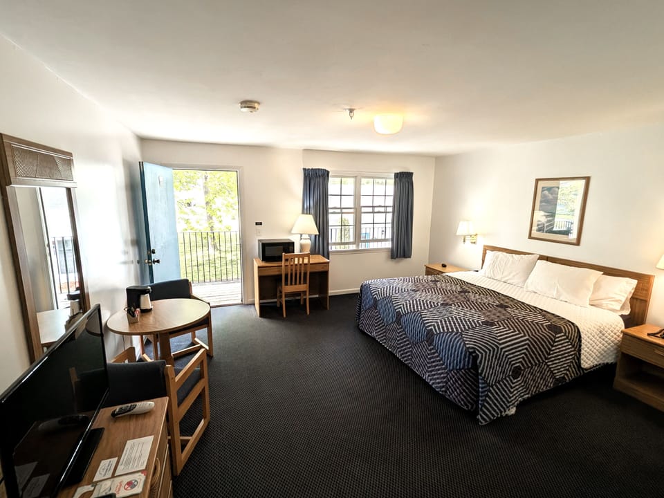 Standard Room, 1 King Bed | Desk, laptop workspace, blackout drapes, iron/ironing board