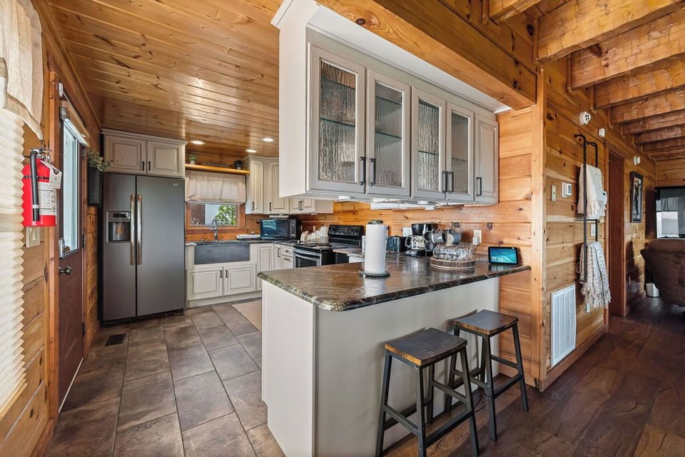 Cabin, Multiple Beds, Hot Tub, Mountain View | Private kitchen | Fridge, microwave, oven, stovetop