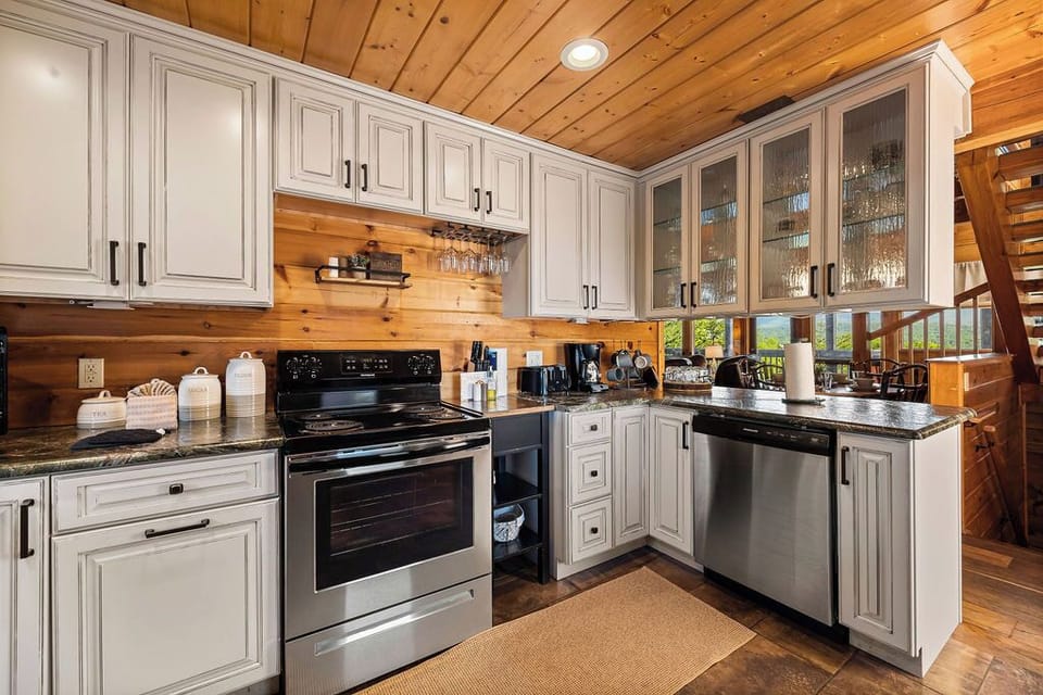 Cabin, Multiple Beds, Hot Tub, Mountain View | Private kitchen | Fridge, microwave, oven, stovetop