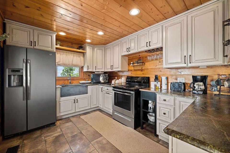 Cabin, Multiple Beds, Hot Tub, Mountain View | Private kitchen | Fridge, microwave, oven, stovetop