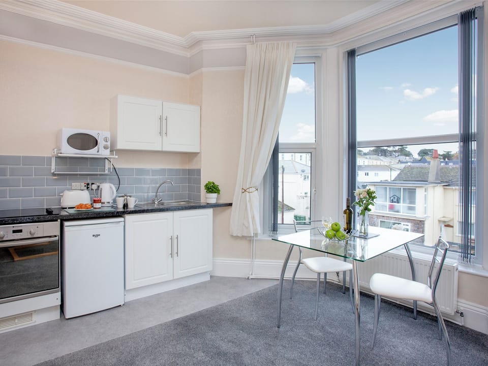 Kitchen | Apartment 8 Bedford Holiday Flats - Bedford Holiday Flats, Paignton