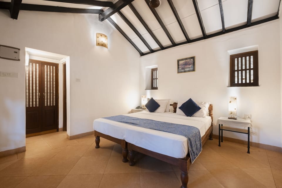Standard Room, Balcony | Minibar, desk, blackout drapes, iron/ironing board