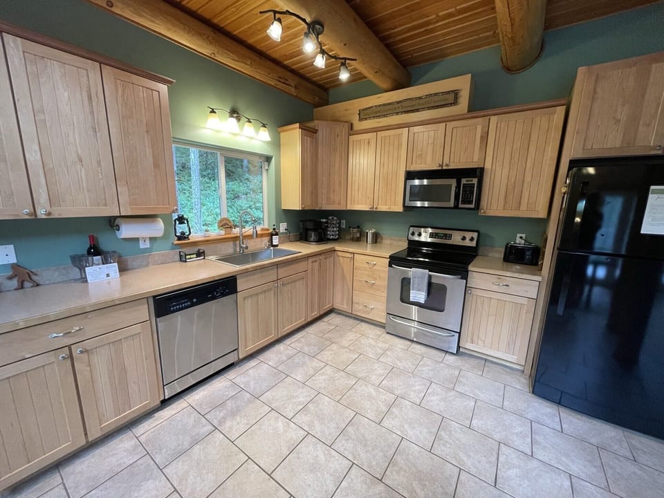 Full kitchen, dishwasher, microwave, Keurig, drip coffee, toaster, full fridge.