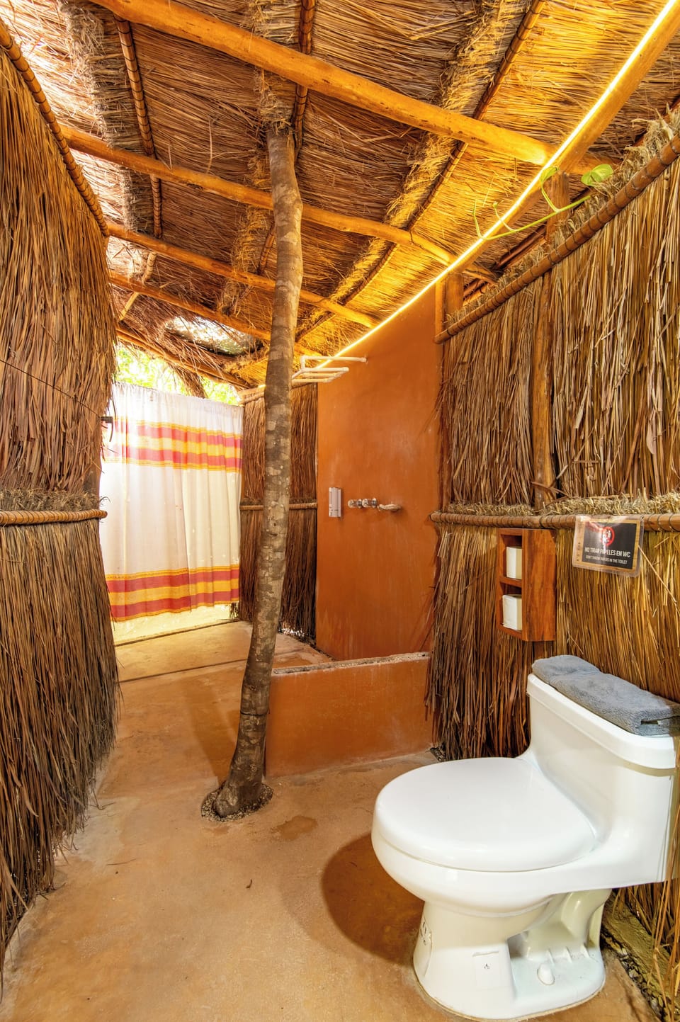 Standard Quadruple Room | Bathroom | Shower, towels, soap, shampoo