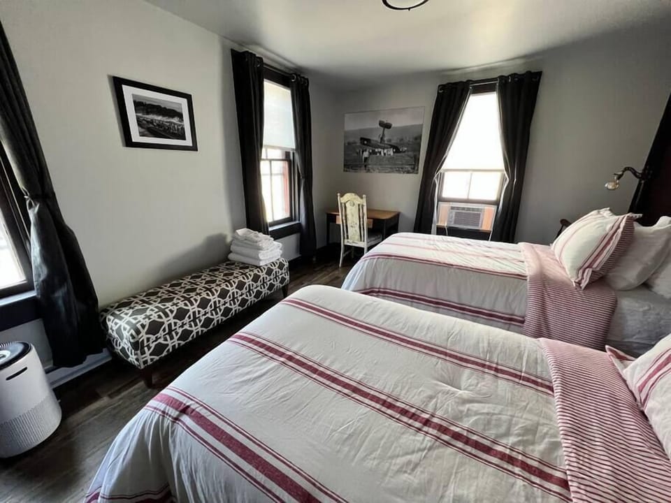 Second bedroom w High-End Mattresses and Bedding 